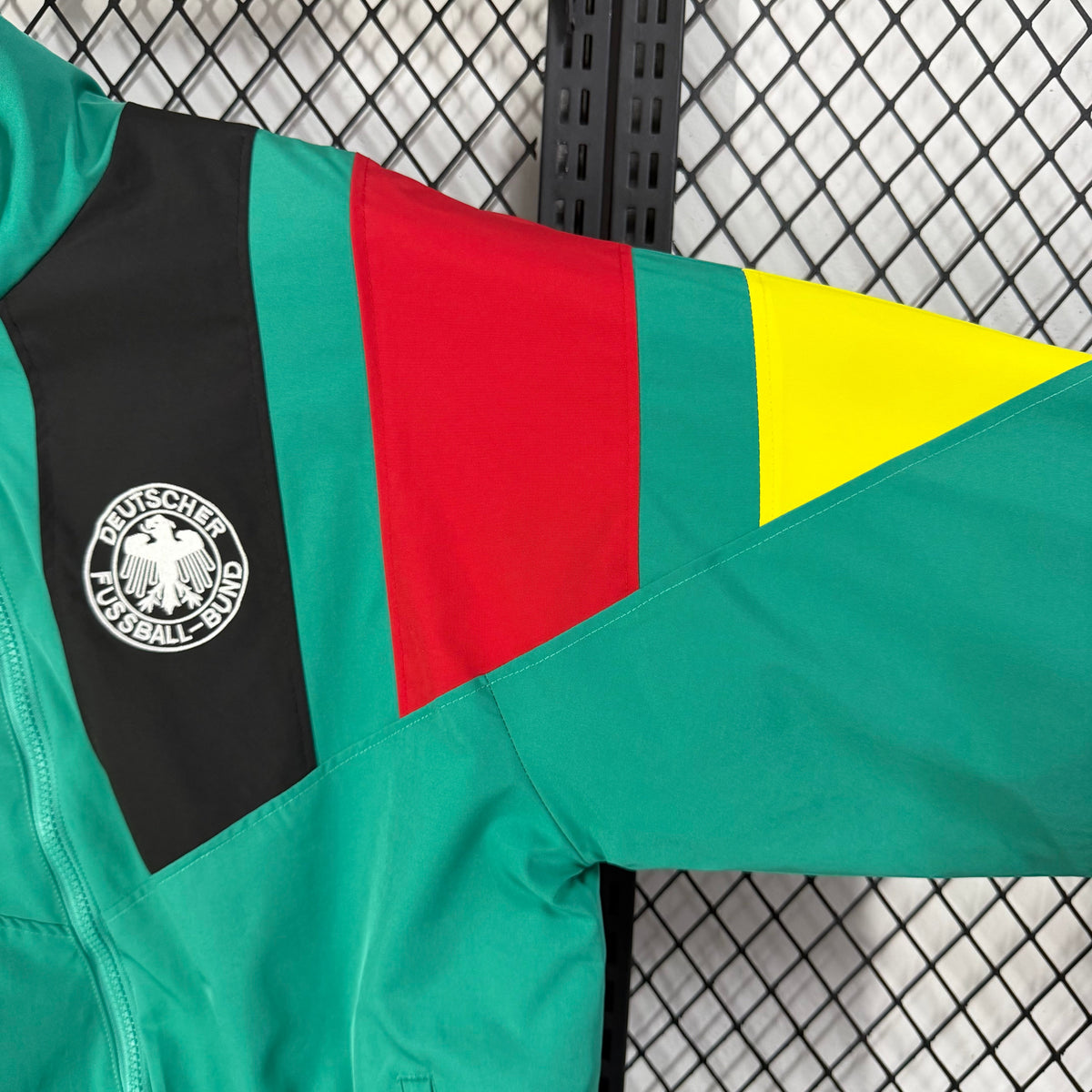 Cortavientos Alemania EQT Track Top
